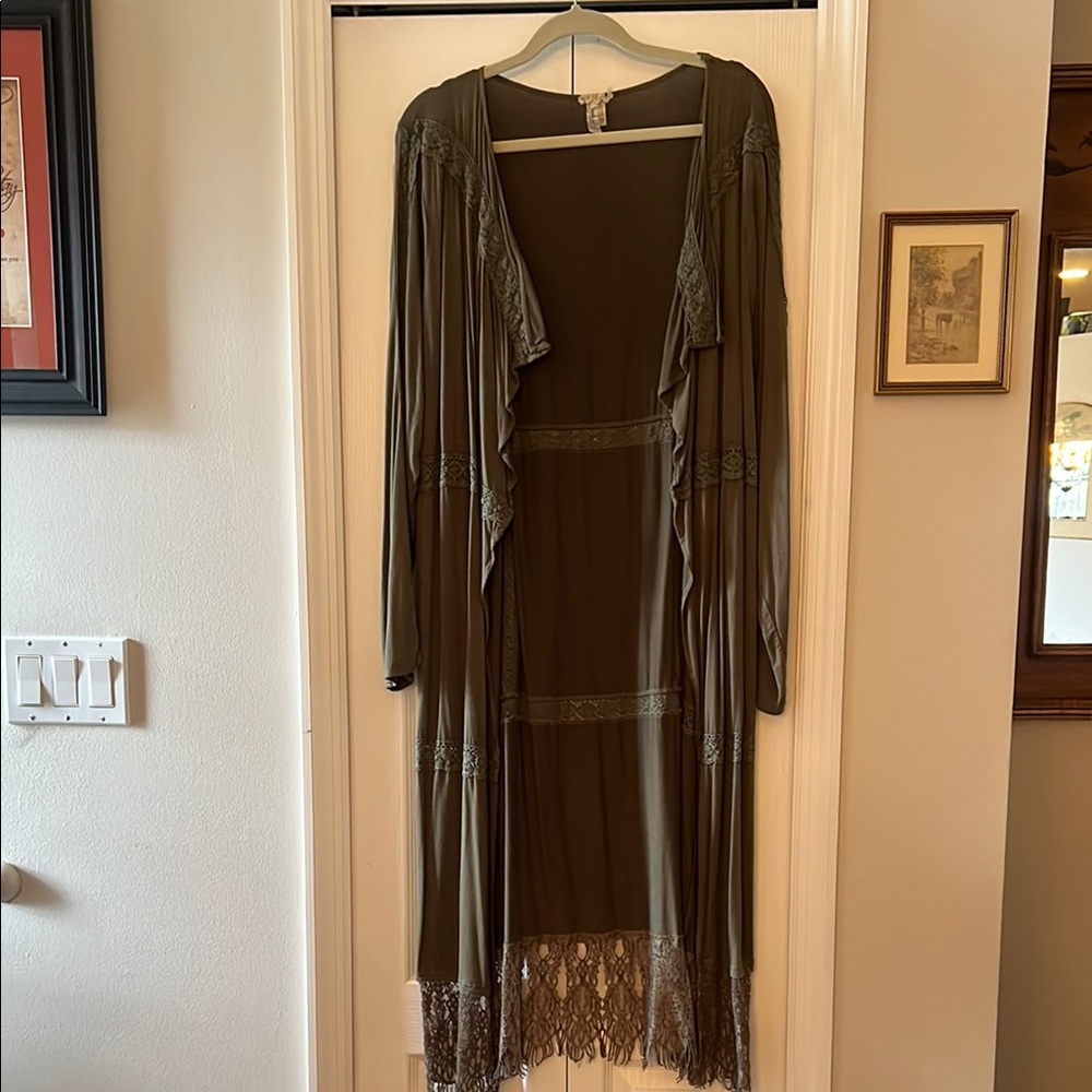Gimmicks by BKE Green Kimona with crocheted trim.  Excellent pre-owned condition